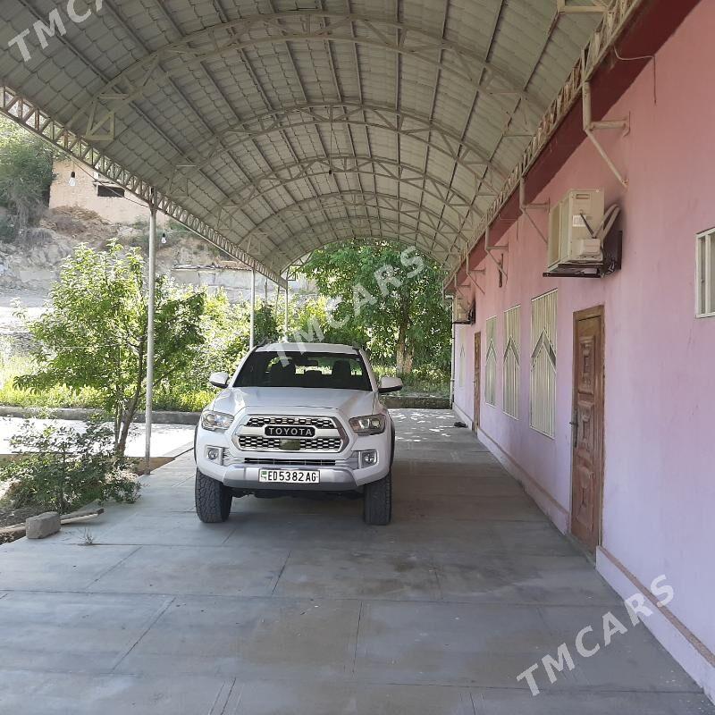 Toyota Tacoma 2018 - 420 000 TMT - Aşgabat - img 4