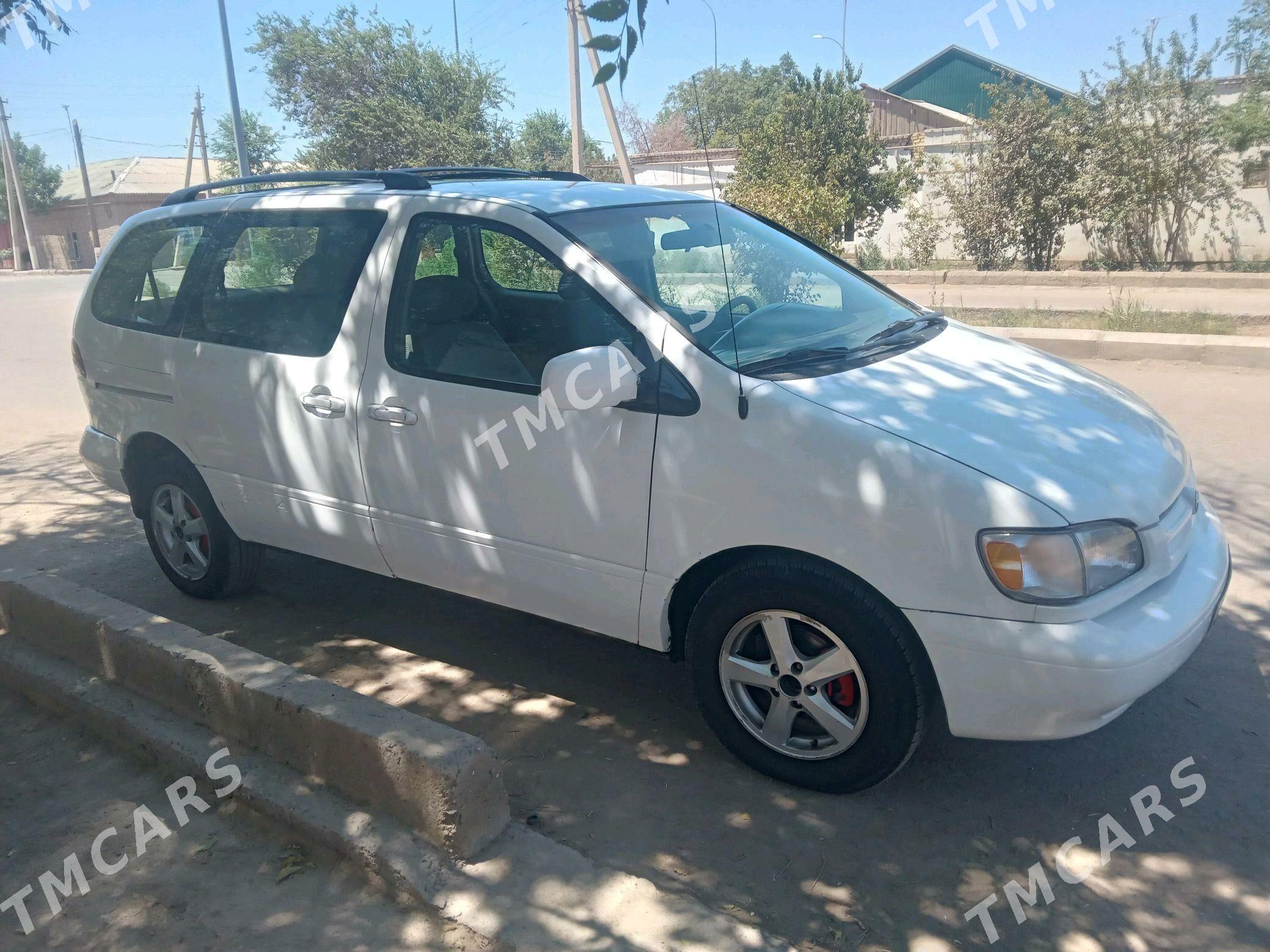 Toyota Sienna 2000 - 140 000 TMT - Köneürgenç - img 4