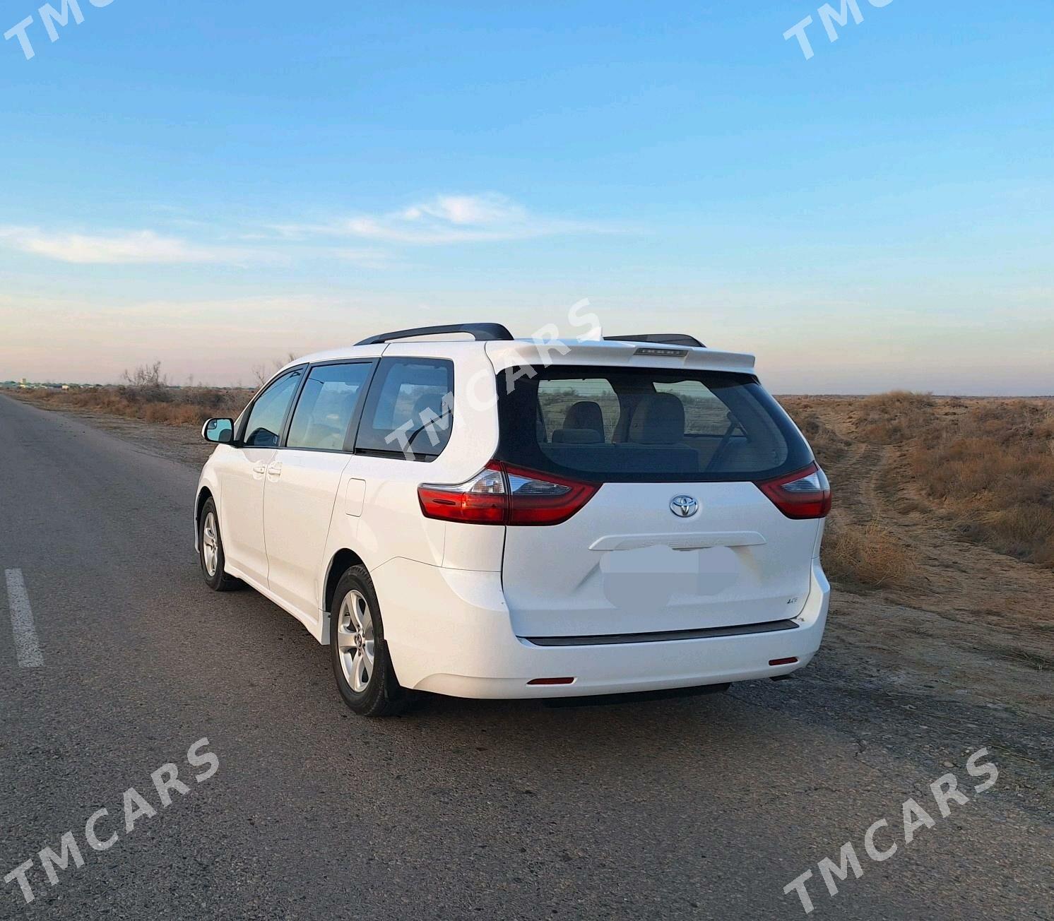 Toyota Sienna 2019 - 400 000 TMT - Мары - img 3