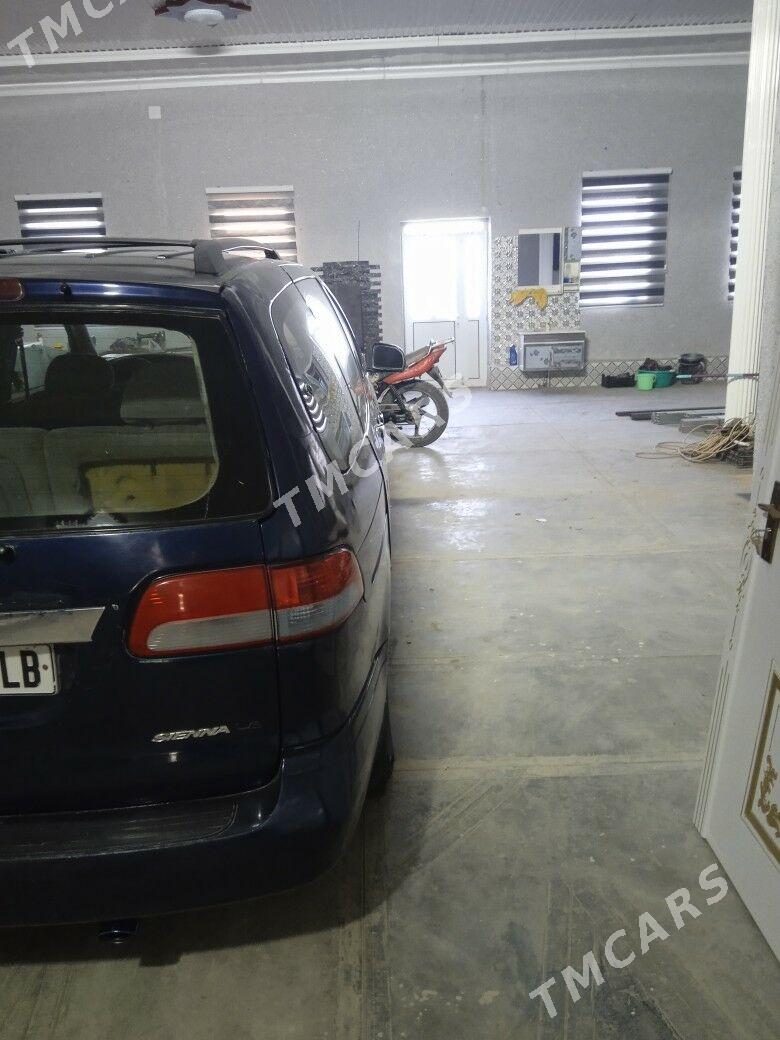 Toyota Sienna 2002 - 110 000 TMT - Фарап - img 2