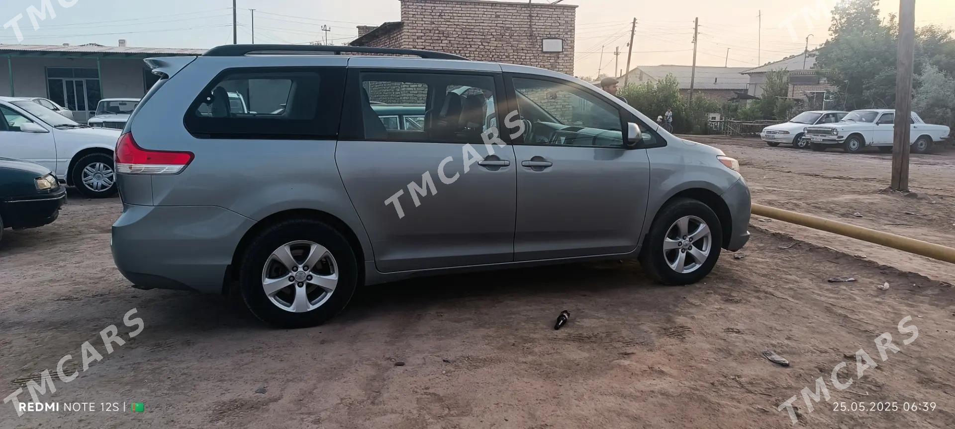 Toyota Sienna 2012 - 265 000 TMT - Türkmenbaşy etr. - img 3