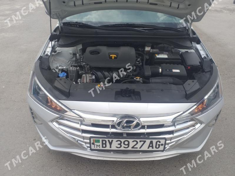Hyundai Elantra 2019 - 190 000 TMT - Şor daça - img 3