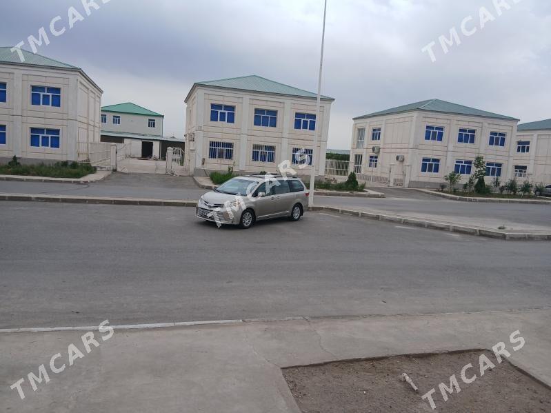 Toyota Sienna 2015 - 345 000 TMT - Дянев - img 2