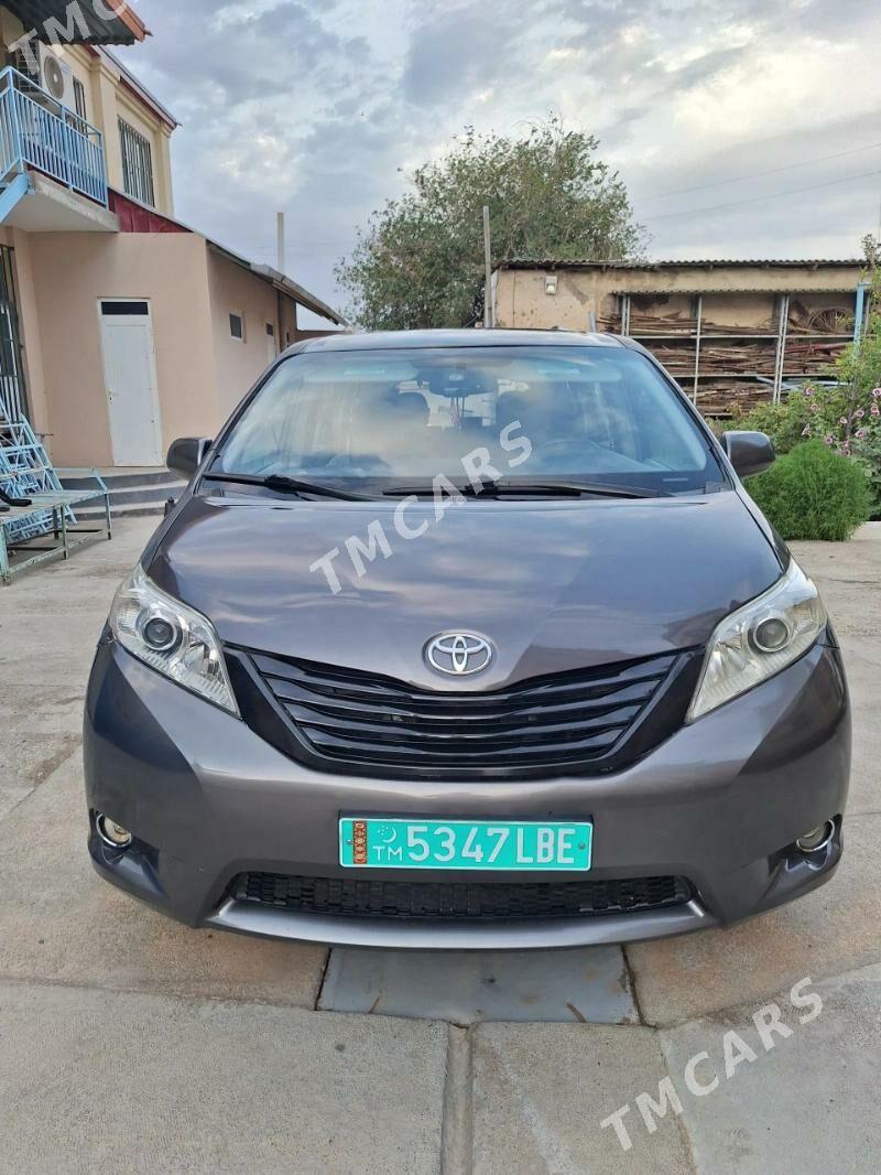 Toyota Sienna 2010 - 250 000 TMT - Туркменабат - img 4