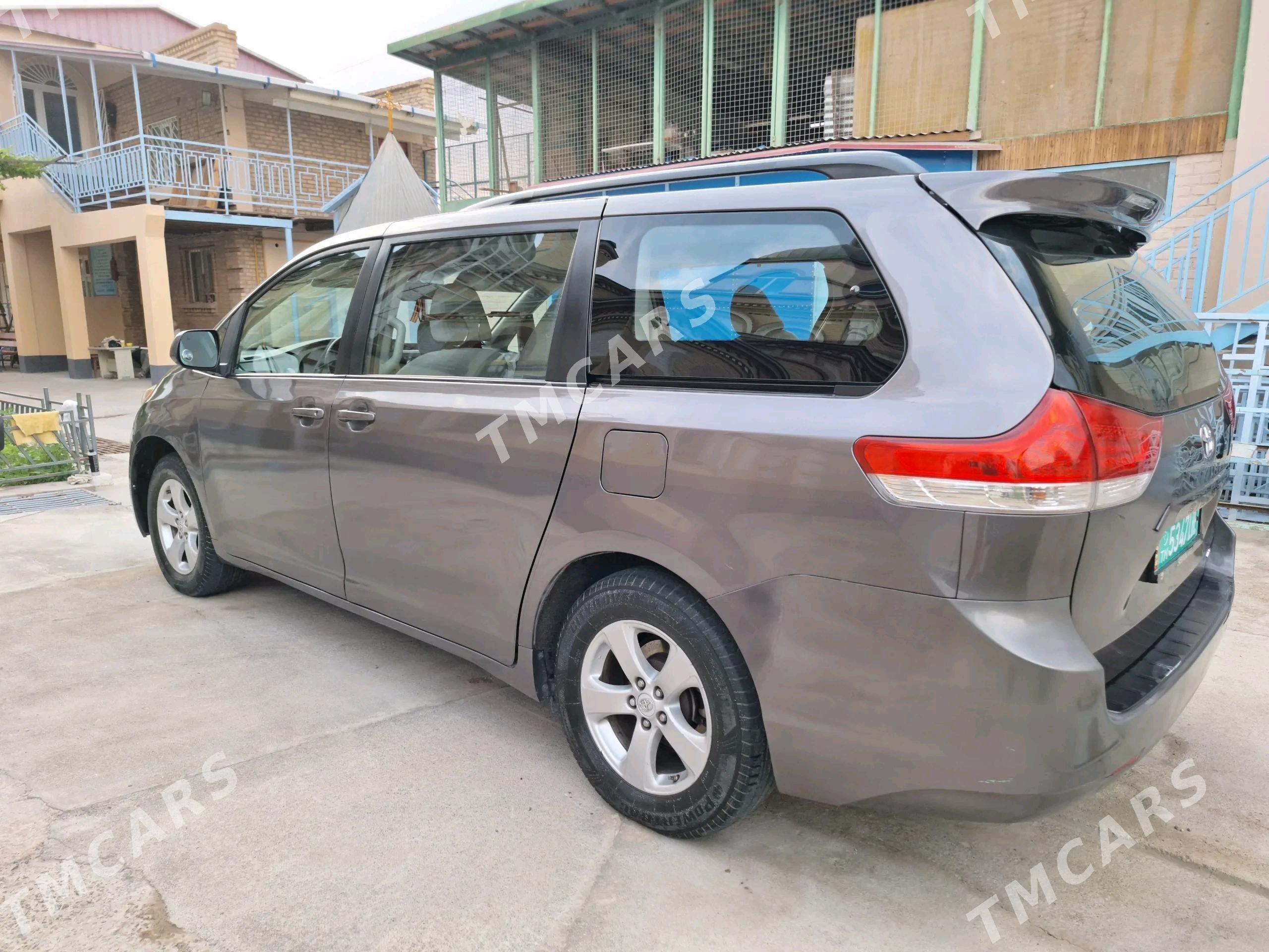 Toyota Sienna 2010 - 250 000 TMT - Туркменабат - img 5