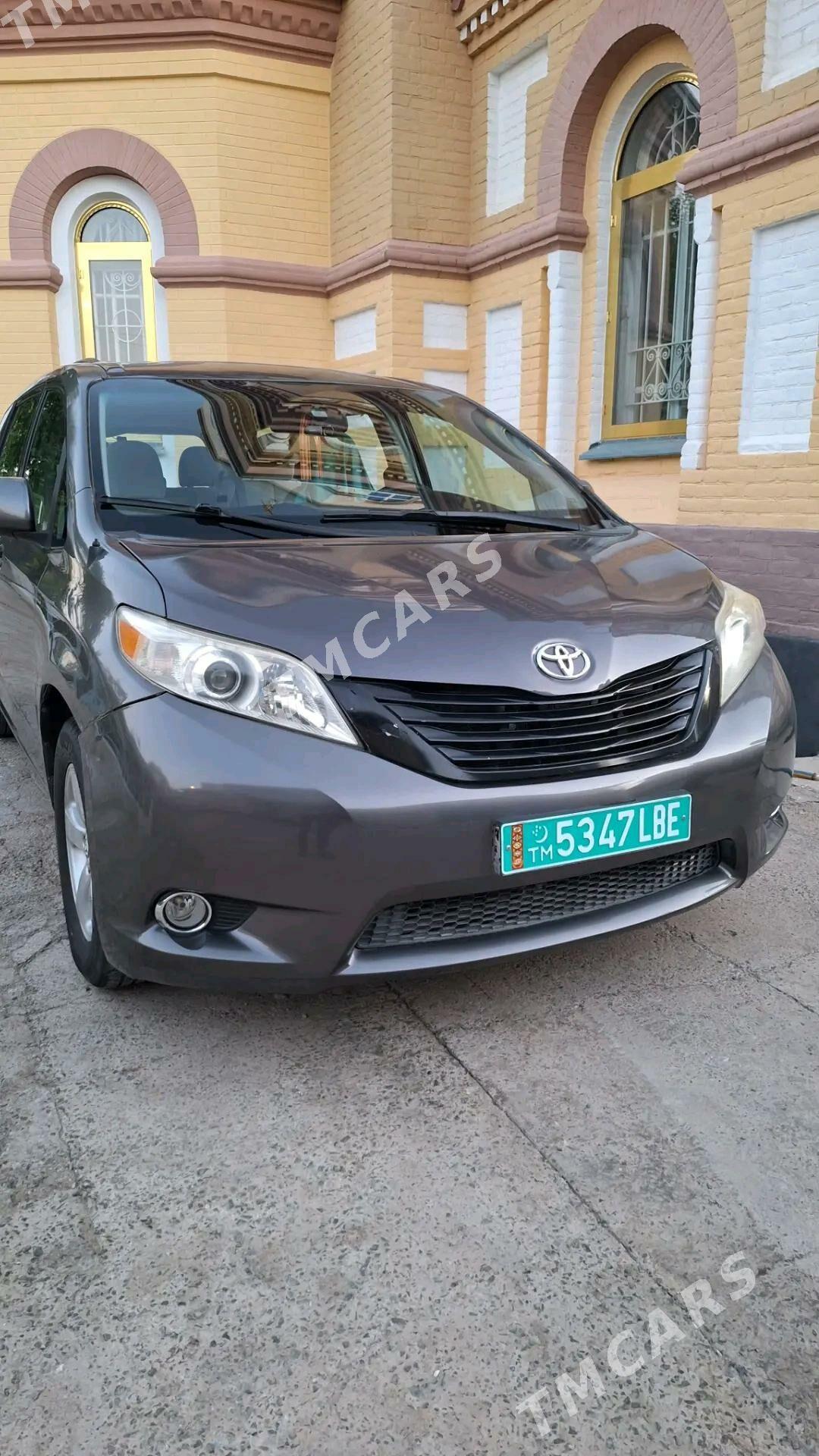Toyota Sienna 2010 - 250 000 TMT - Туркменабат - img 6