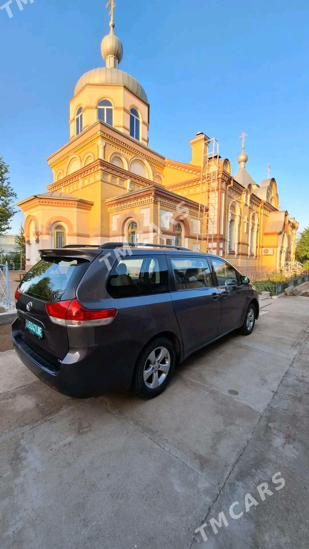 Toyota Sienna 2010 - 250 000 TMT - Туркменабат - img 9