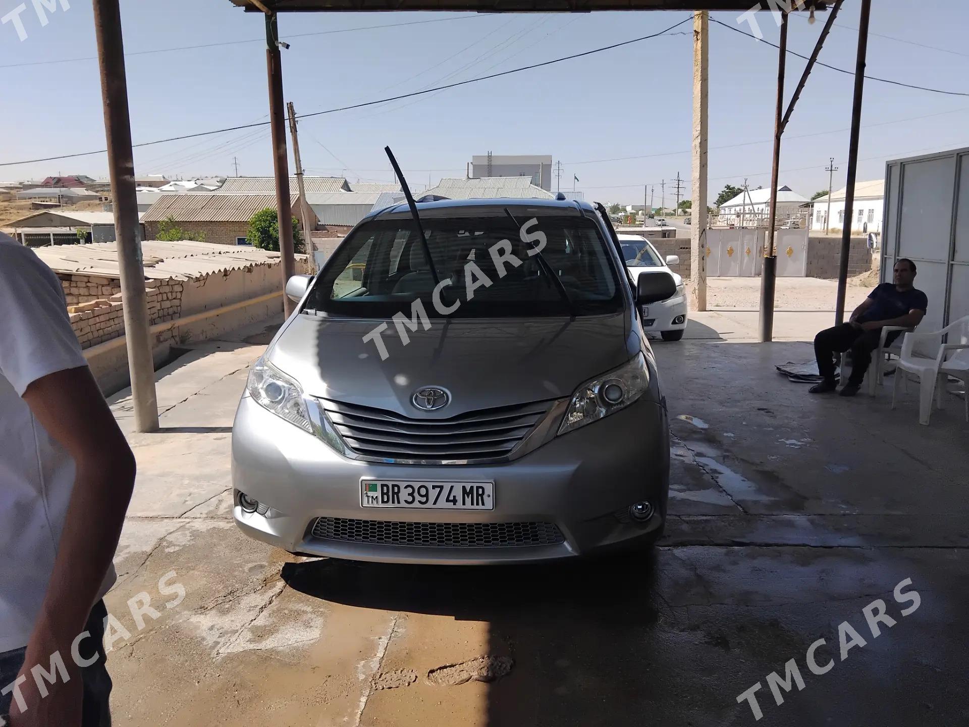 Toyota Sienna 2017 - 350 000 TMT - Тагтабазар - img 3