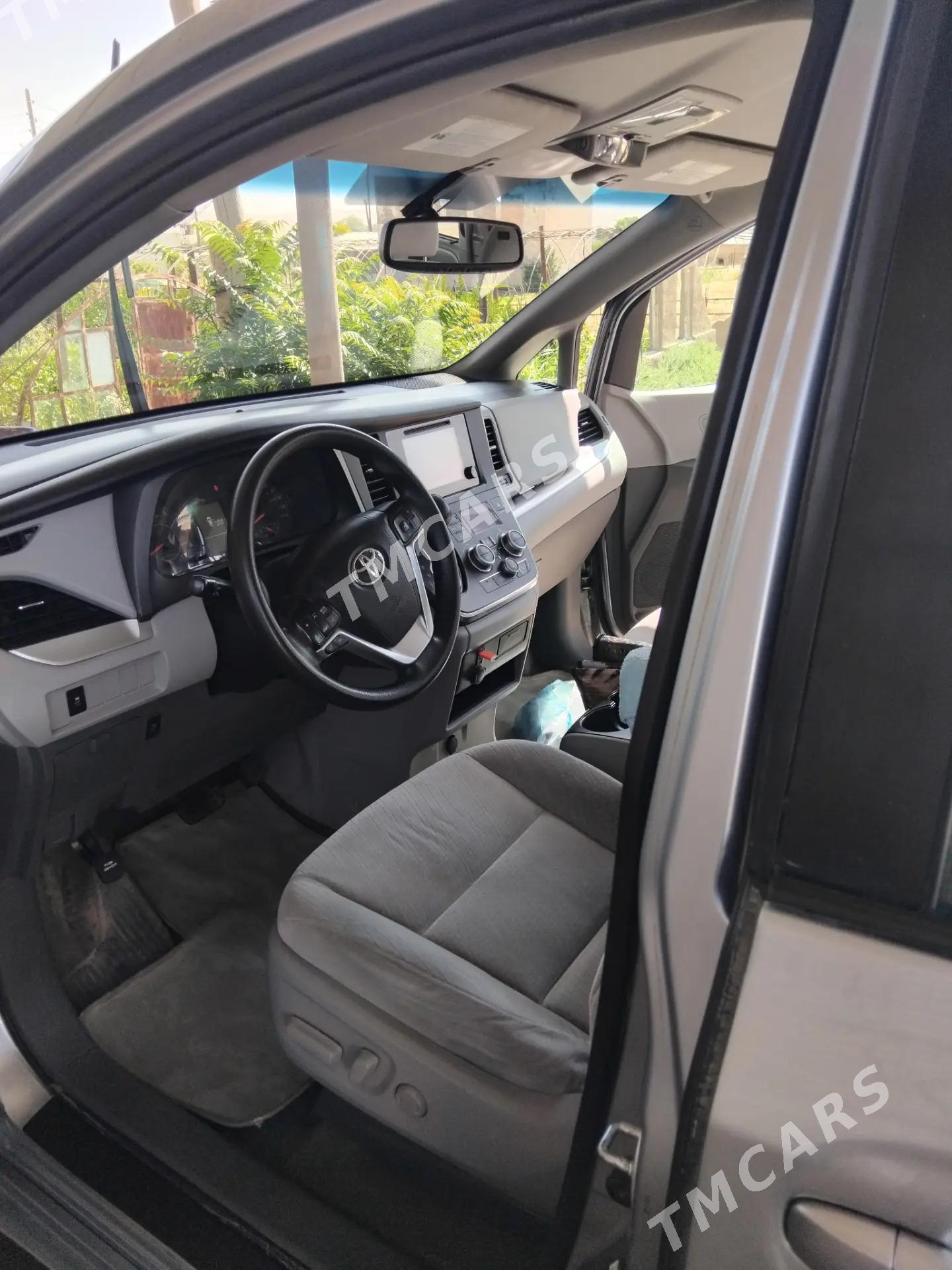 Toyota Sienna 2017 - 350 000 TMT - Тагтабазар - img 4