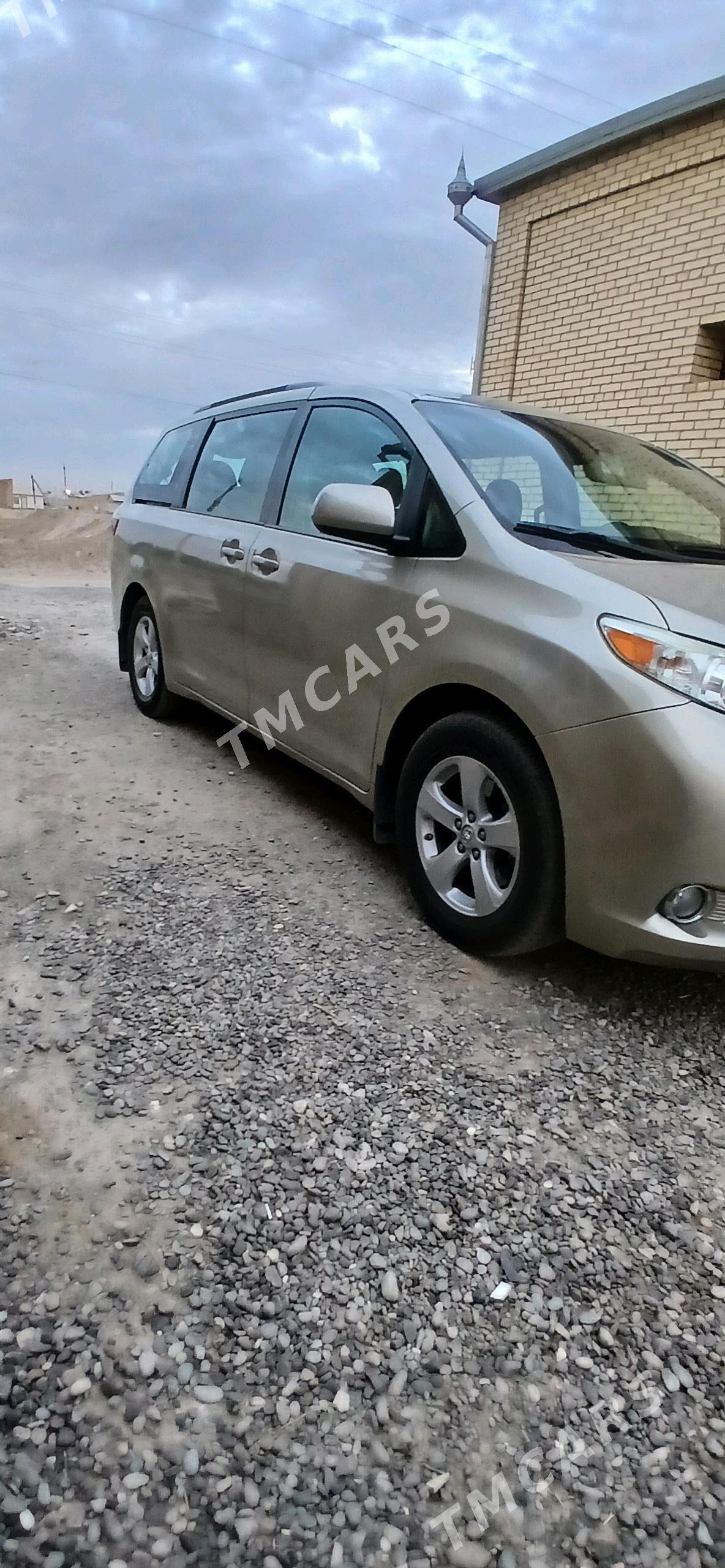 Toyota Sienna 2017 - 340 000 TMT - Мары - img 2