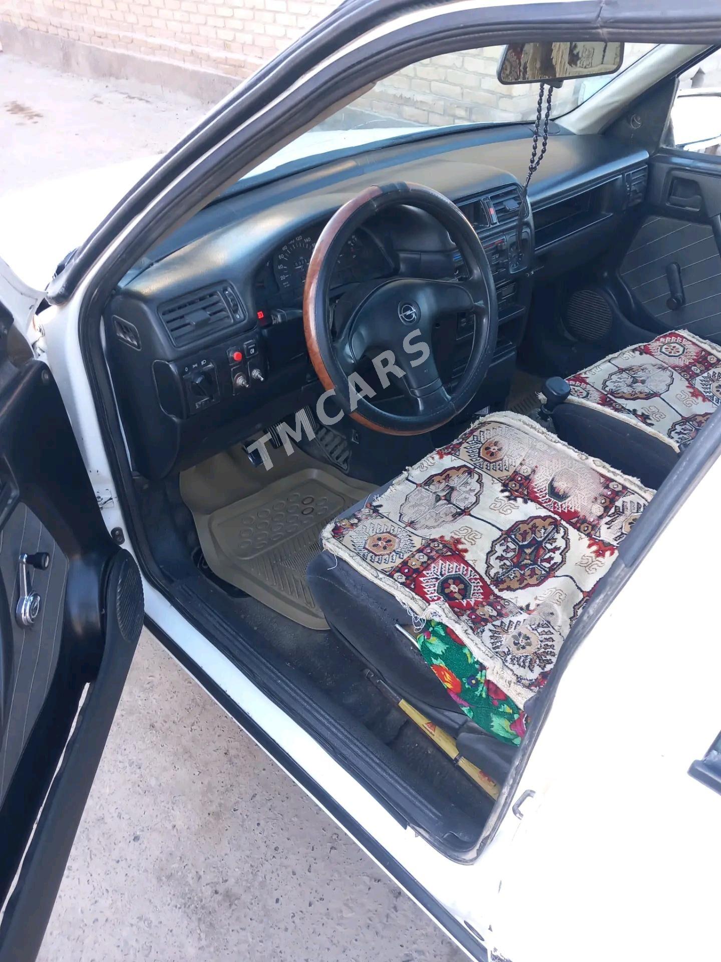 Opel Vectra 1993 - 28 000 TMT - Sakar - img 7