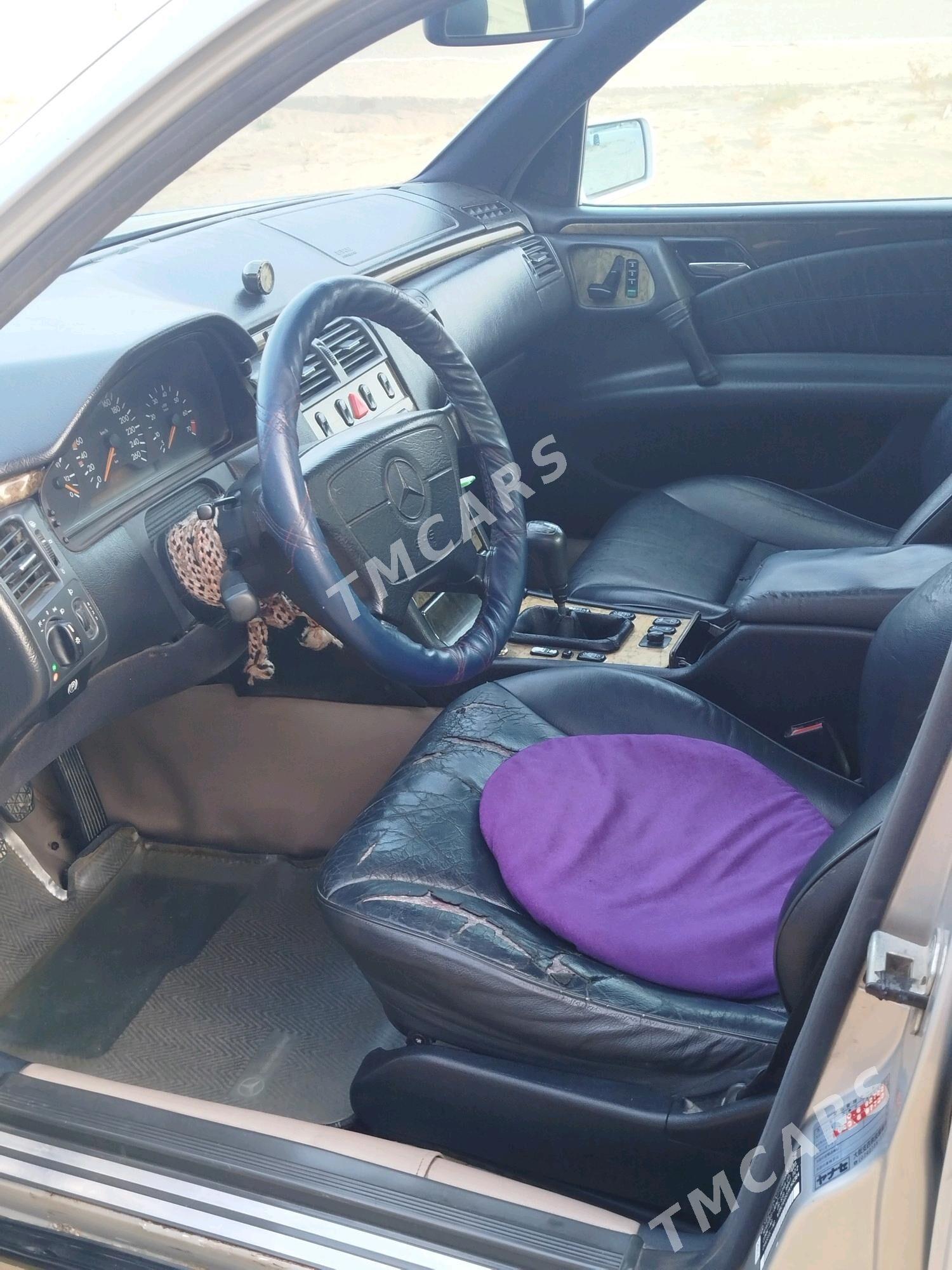 Mercedes-Benz E320 1997 - 65 000 TMT - Türkmenbaşy - img 2