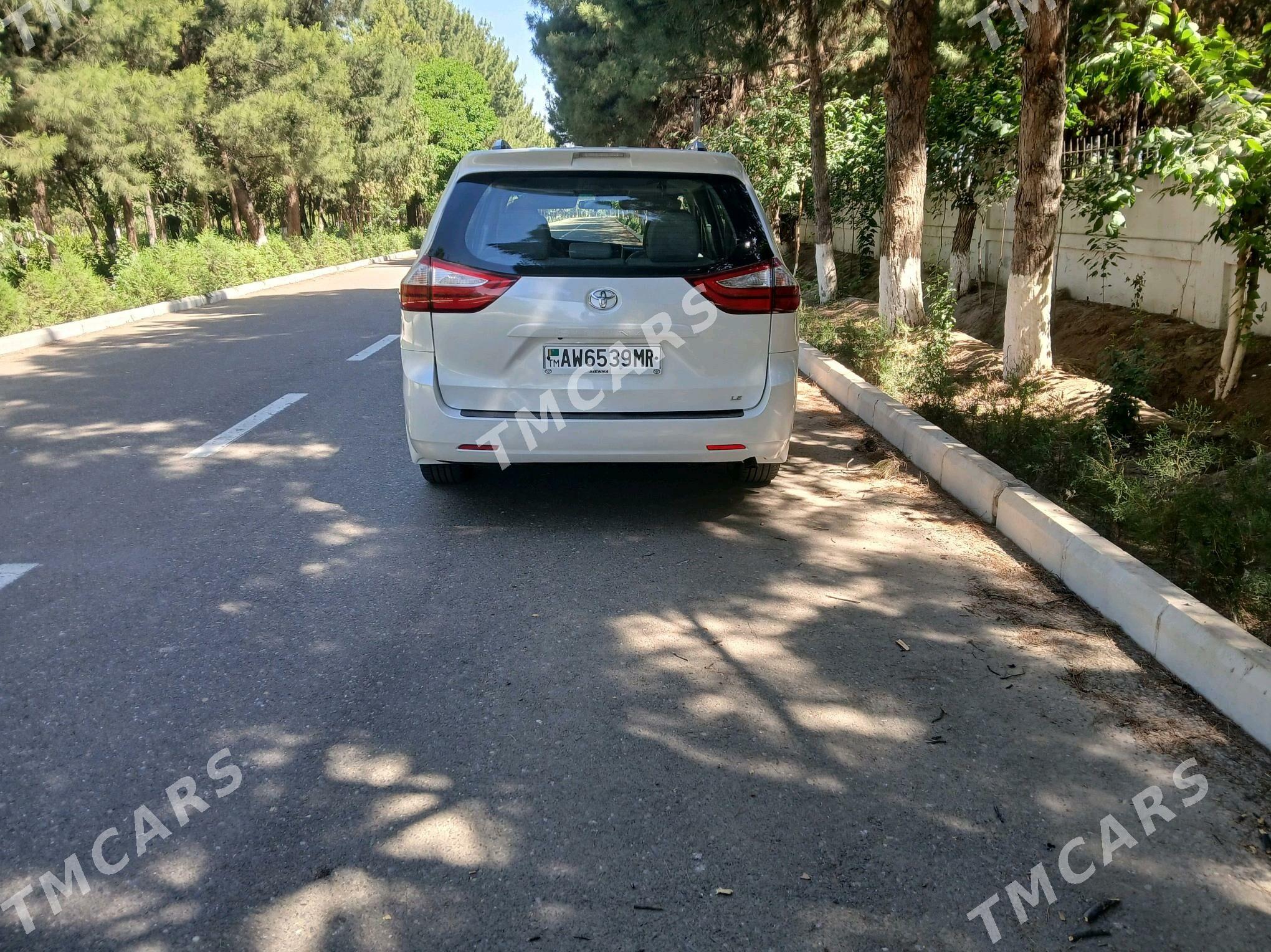 Toyota Sienna 2018 - 310 000 TMT - Мары - img 3