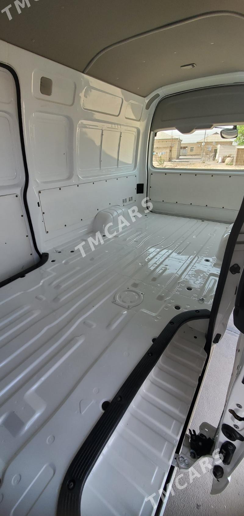 Toyota Hiace 2021 - 400 000 TMT - Мургап - img 2
