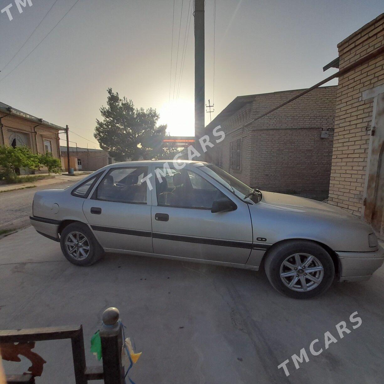 Opel Vectra 1989 - 30 000 TMT - Дянев - img 1