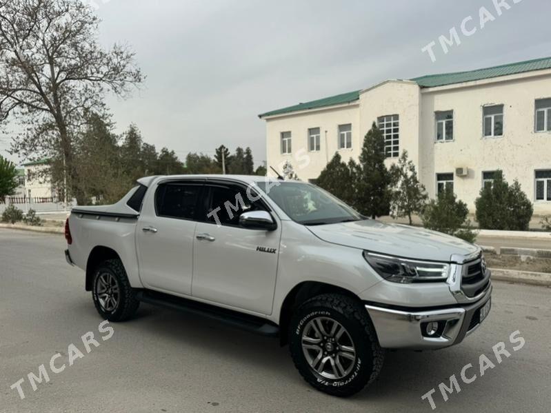 Toyota Hilux 2023 - 615 000 TMT - Aşgabat - img 3