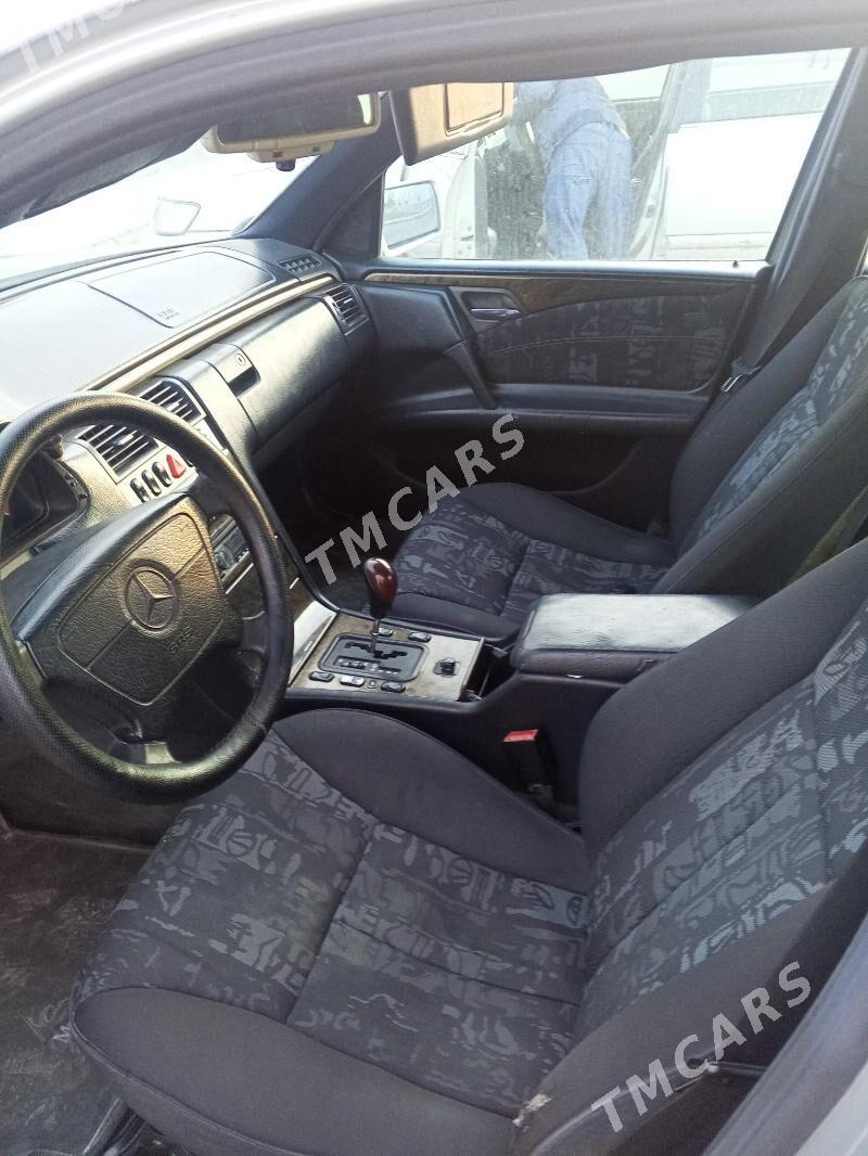 Mercedes-Benz E320 1996 - 70 000 TMT - Türkmenbaşy - img 2