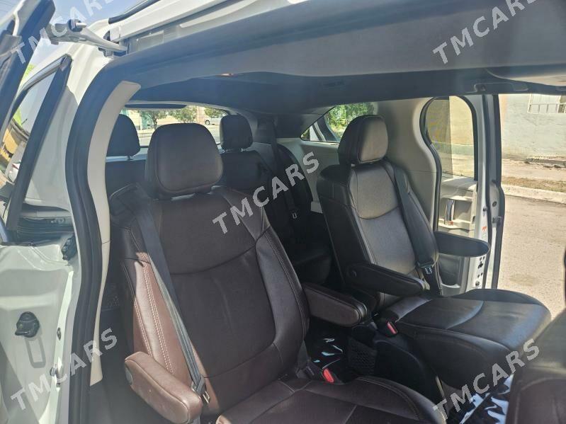 Toyota Sienna 2021 - 740 000 TMT - Бузмеин - img 2