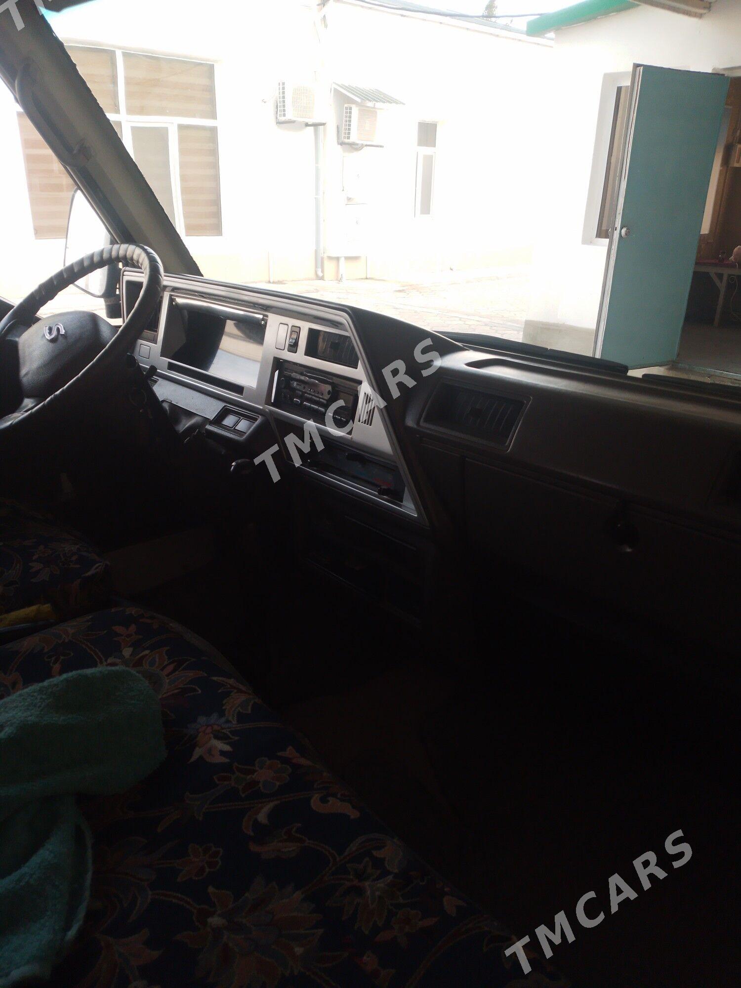 Nissan Urvan 1999 - 65 000 TMT - Балканабат - img 4
