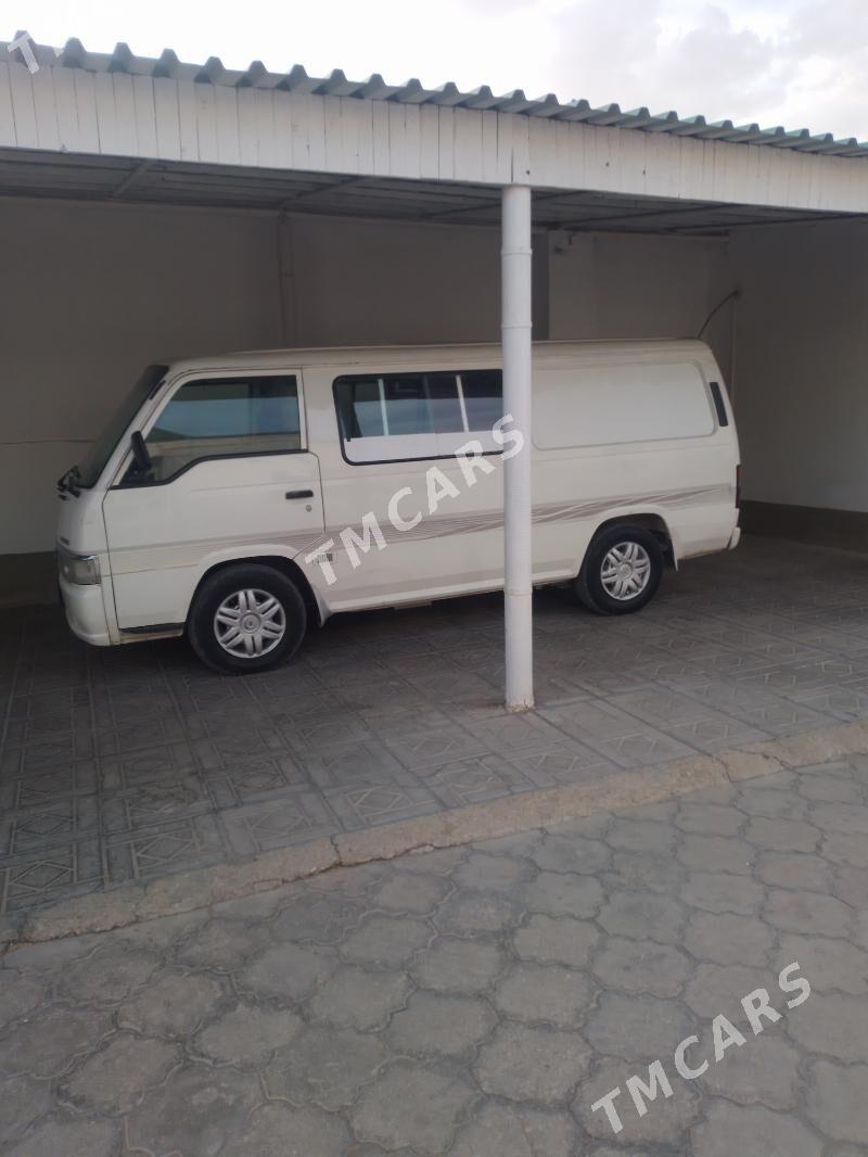 Nissan Urvan 1999 - 65 000 TMT - Балканабат - img 3
