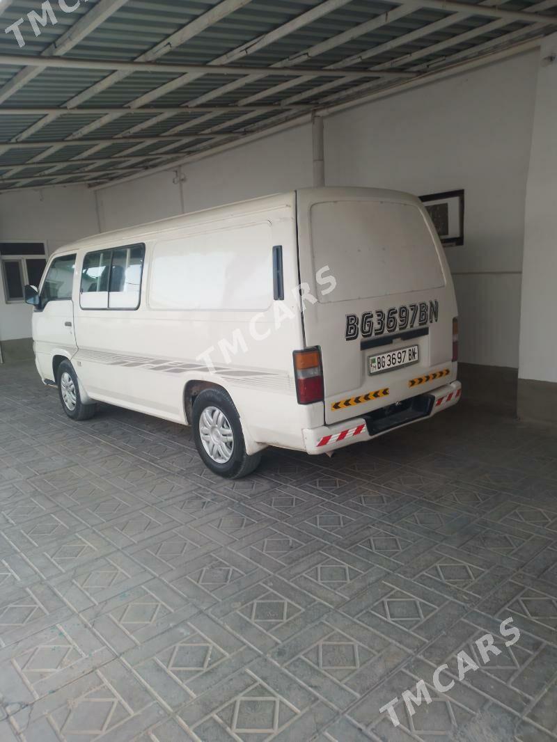 Nissan Urvan 1999 - 65 000 TMT - Балканабат - img 2