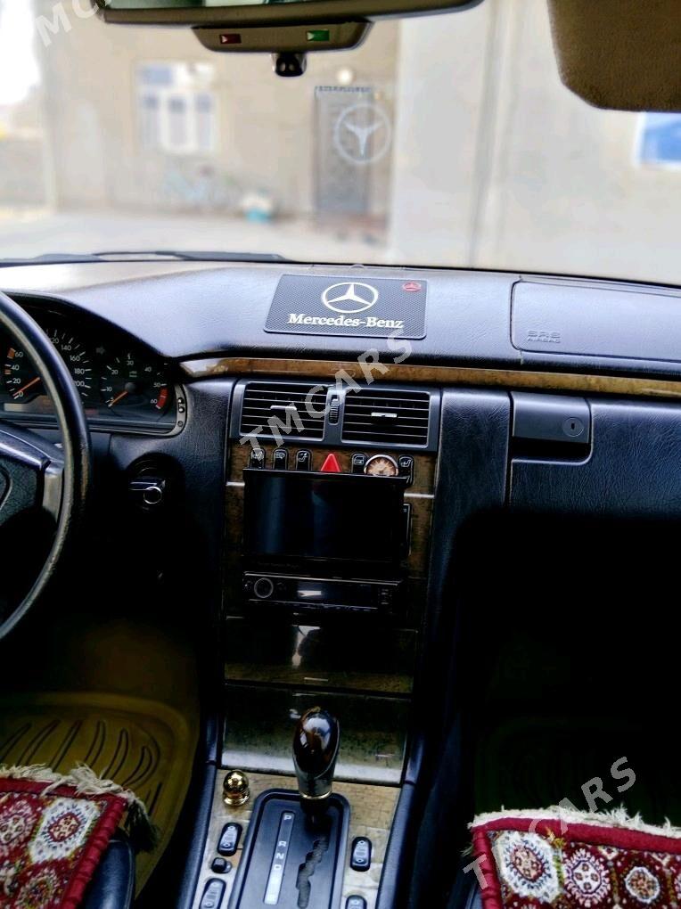 Mercedes-Benz E320 1996 - 40 000 TMT - Бахарден - img 2