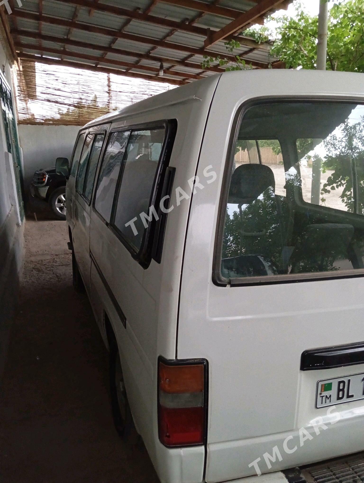 Nissan Urvan 1998 - 35 000 TMT - Gubadag - img 2