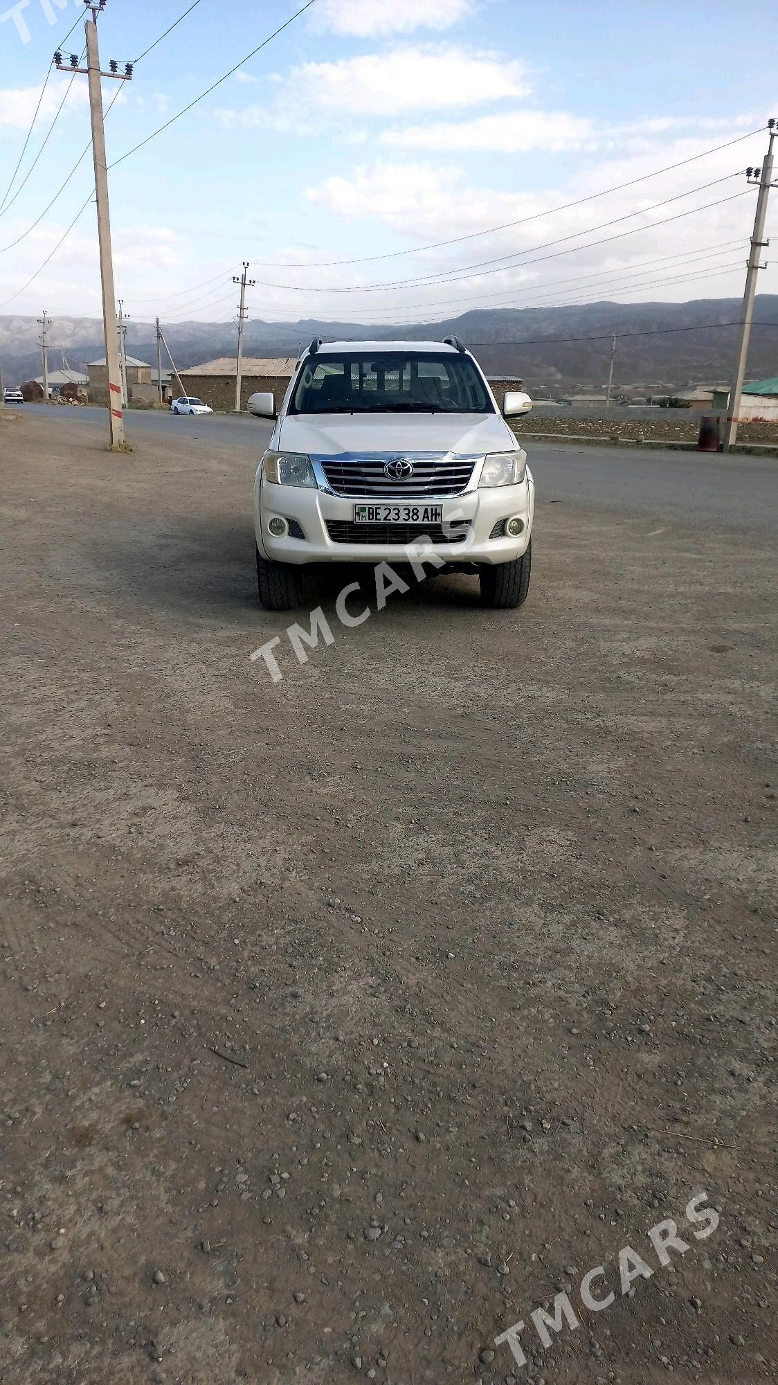 Toyota Hilux 2013 - 260 000 TMT - Bäherden - img 4