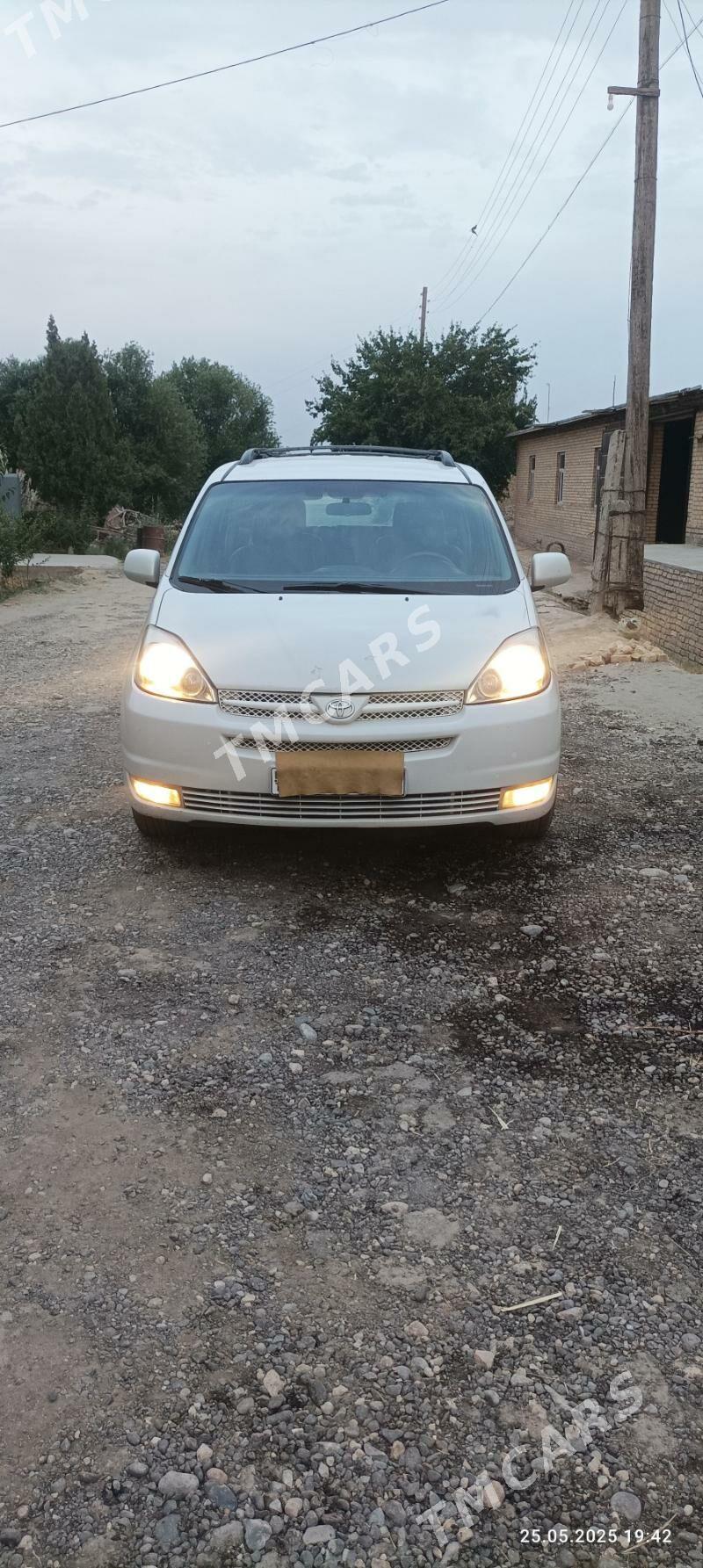 Toyota Sienna 2004 - 210 000 TMT - Халач - img 4
