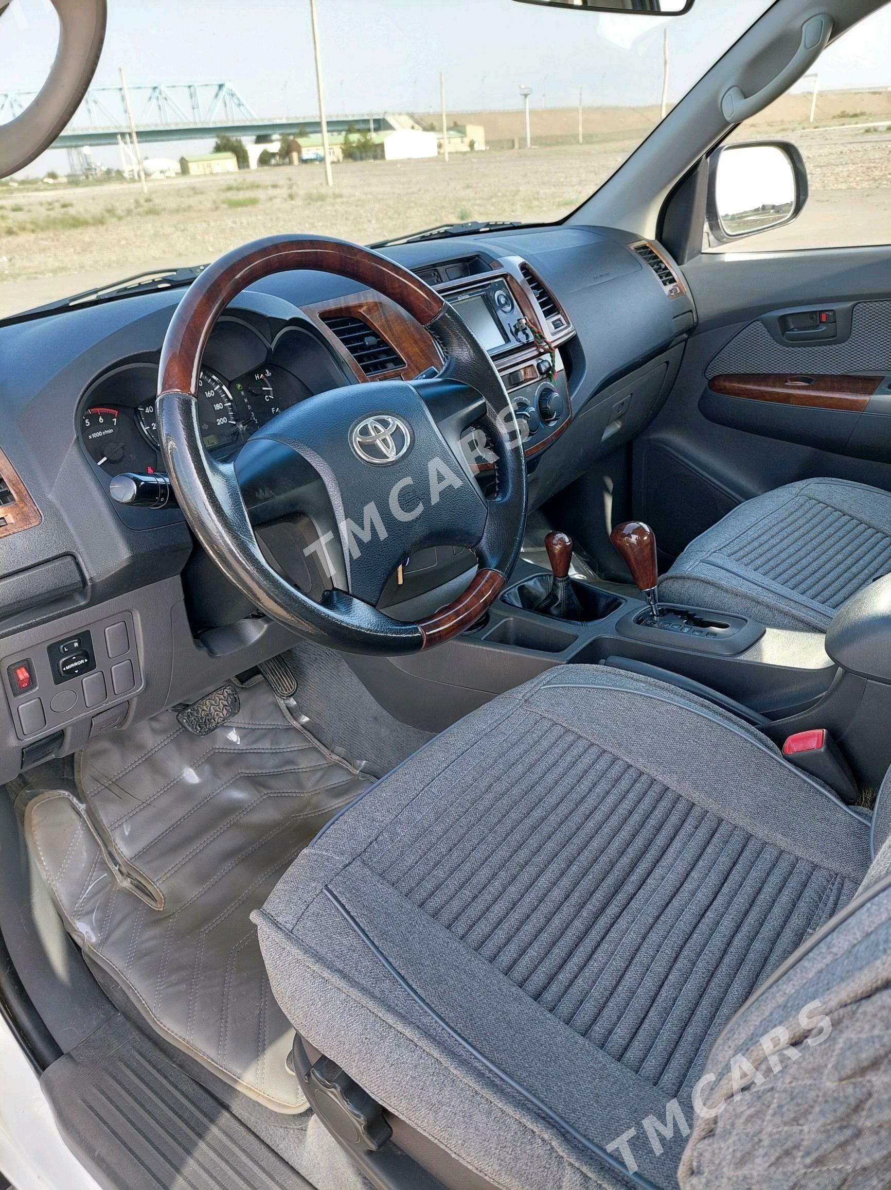 Toyota Hilux 2014 - 375 000 TMT - Kerki - img 4