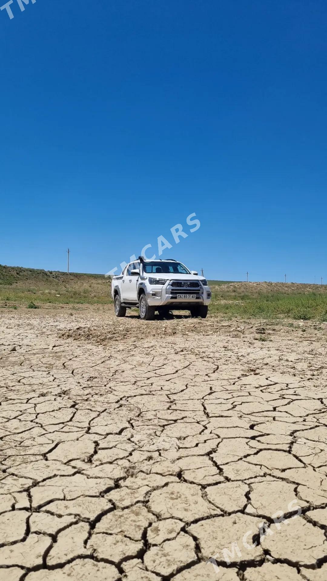 Toyota Hilux 2018 - 465 000 TMT - Ашхабад - img 4