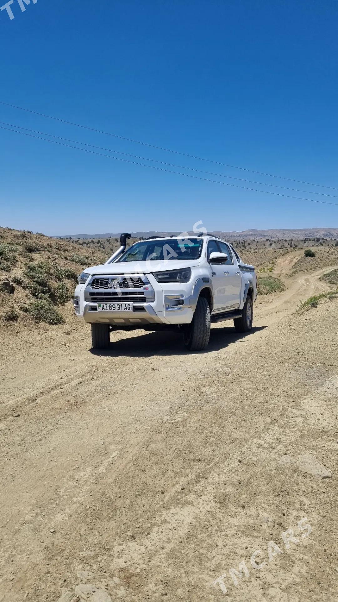 Toyota Hilux 2018 - 465 000 TMT - Ашхабад - img 6