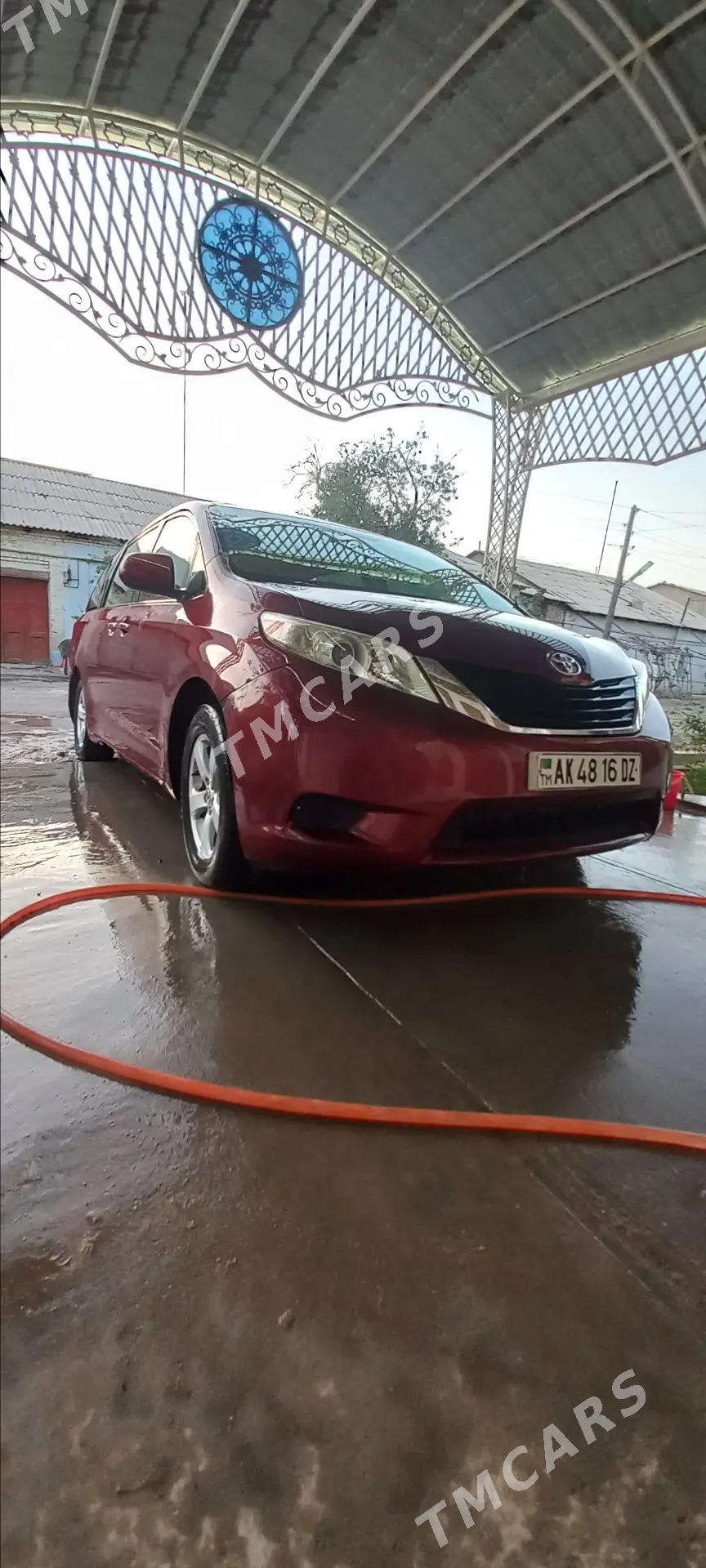 Toyota Sienna 2012 - 250 000 TMT - Гурбансолтан Едже - img 3