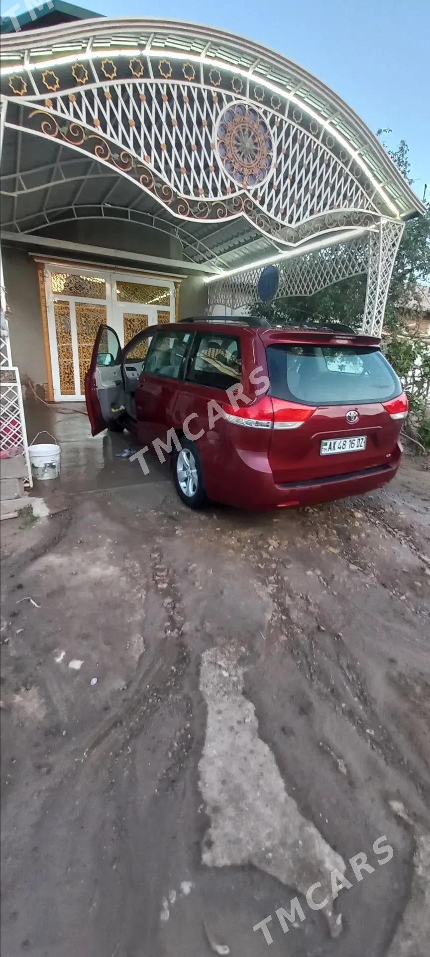 Toyota Sienna 2012 - 250 000 TMT - Гурбансолтан Едже - img 5