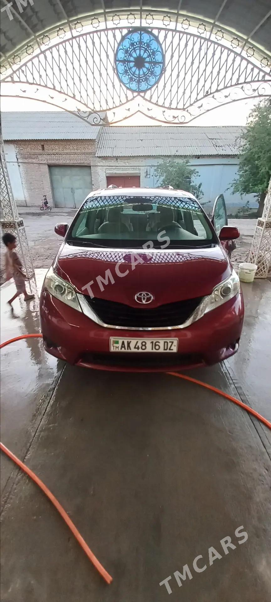Toyota Sienna 2012 - 250 000 TMT - Гурбансолтан Едже - img 4