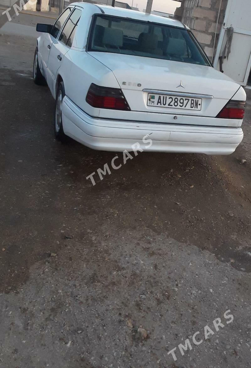 Mercedes-Benz E320 1993 - 27 000 TMT - Гумдаг - img 3