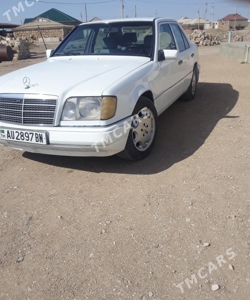 Mercedes-Benz E320 1993 - 27 000 TMT - Гумдаг - img 2