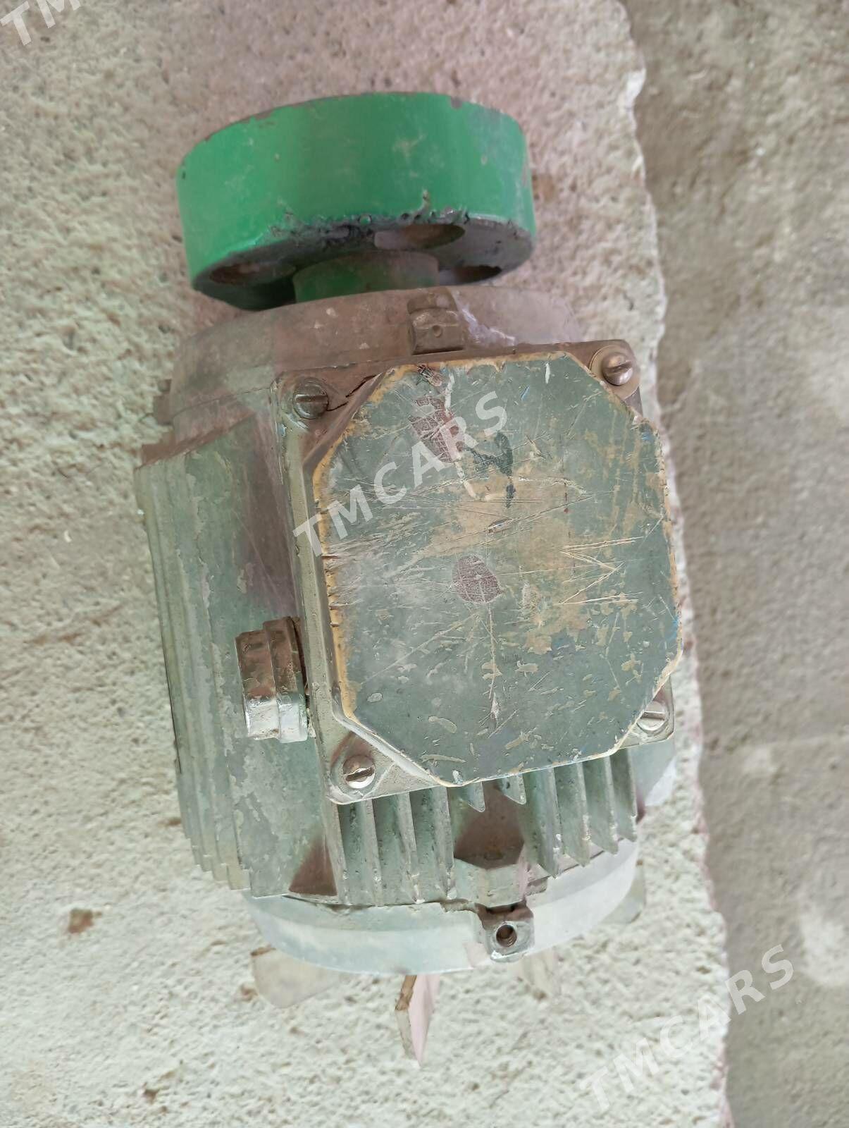 dwigatel двигатель 3kw - Büzmeýin - img 2