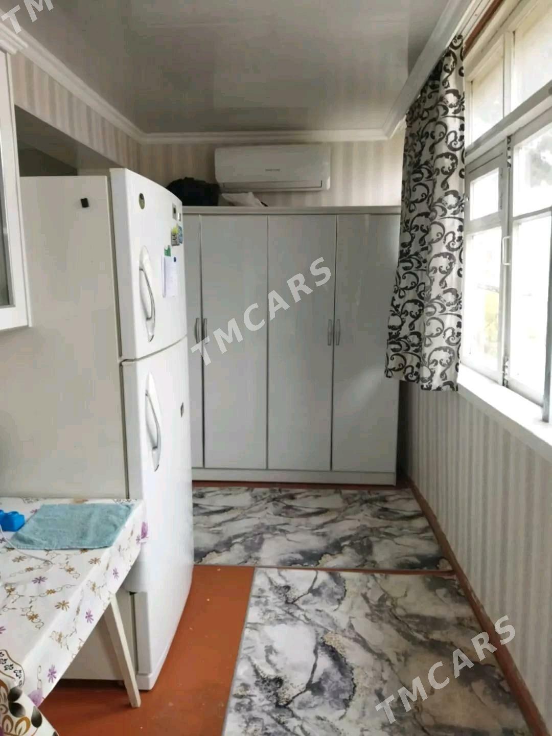 4мкр. 2эт. 1в2ком 42м2 - 4 мкр - img 3