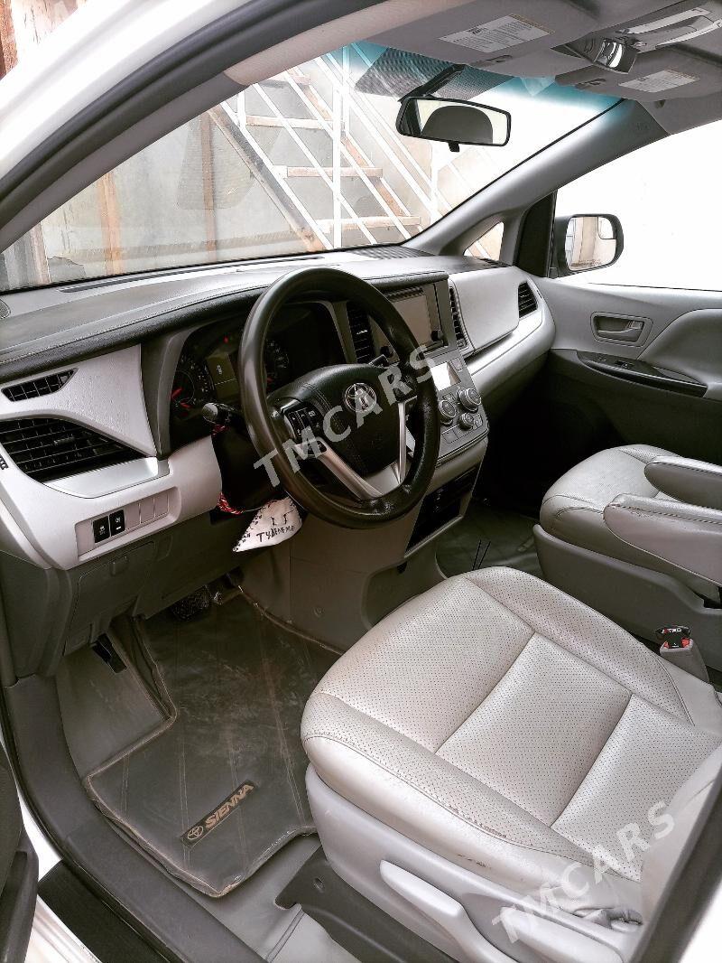 Toyota Sienna 2017 - 340 000 TMT - Кёнеургенч - img 8