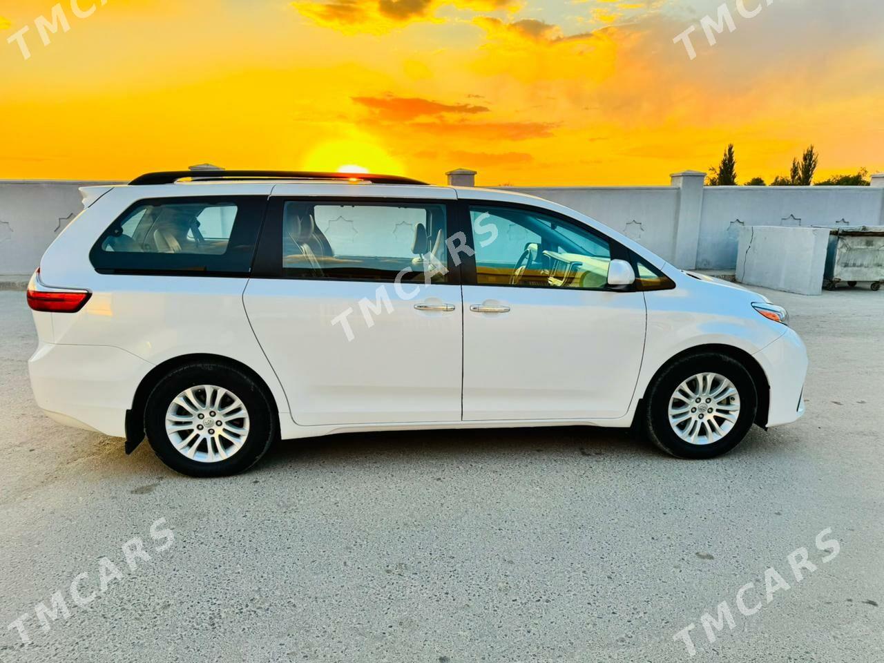 Toyota Sienna 2017 - 400 000 TMT - Керки - img 3