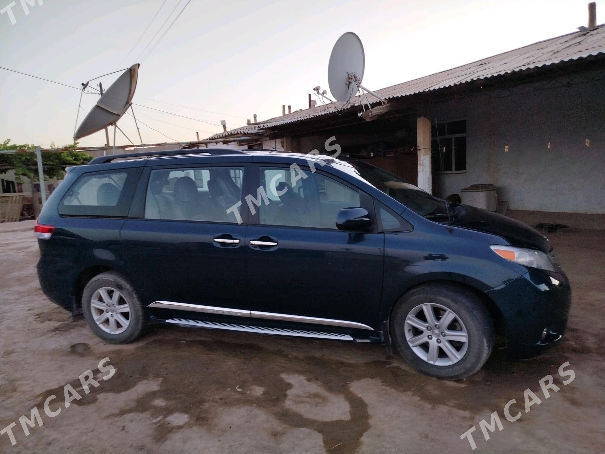 Toyota Sienna 2010 - 250 000 TMT - Байрамали - img 3