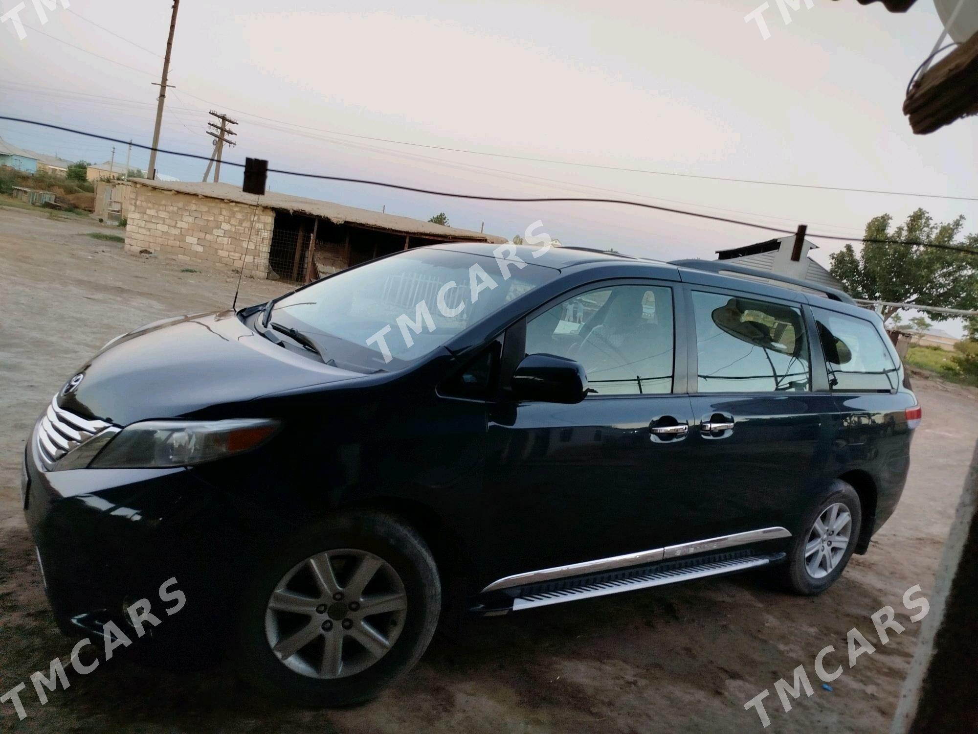 Toyota Sienna 2010 - 250 000 TMT - Байрамали - img 5