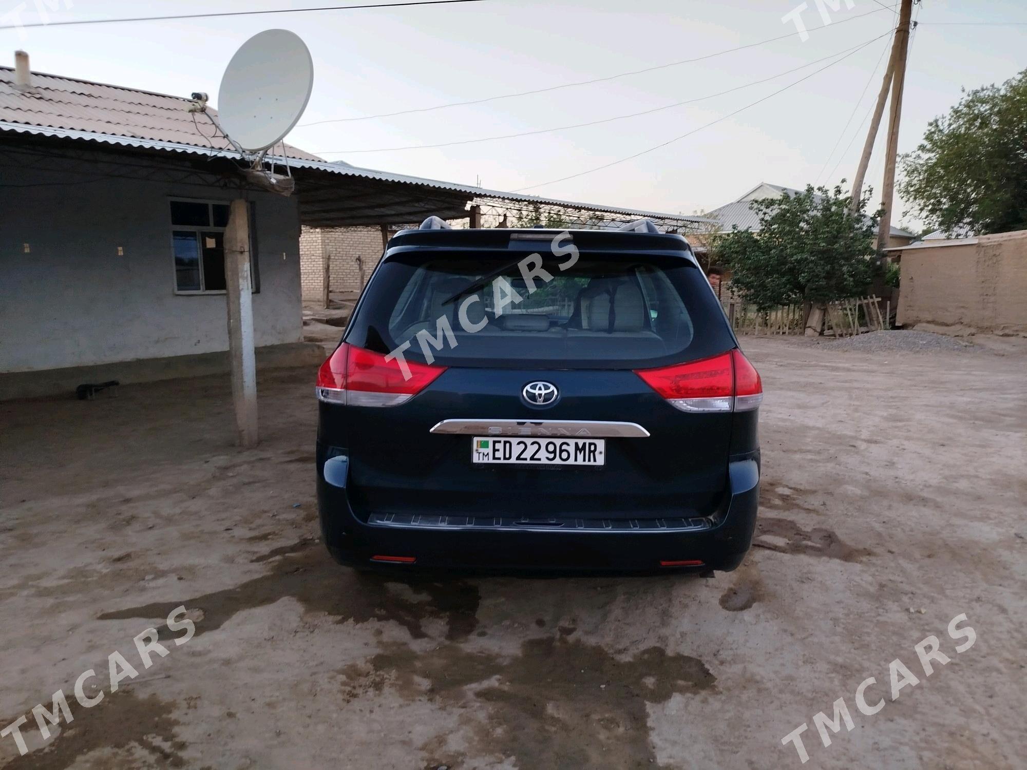 Toyota Sienna 2010 - 250 000 TMT - Байрамали - img 6