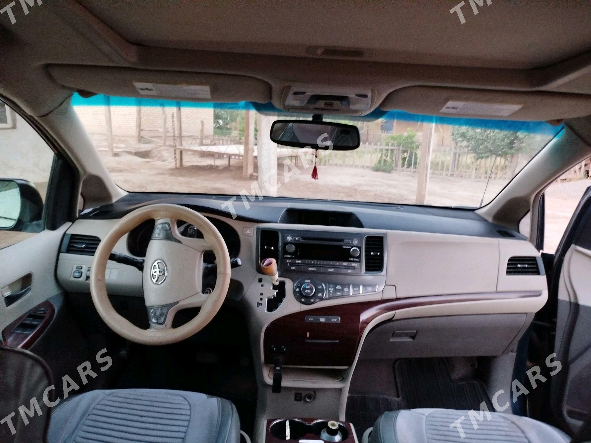 Toyota Sienna 2010 - 250 000 TMT - Байрамали - img 2