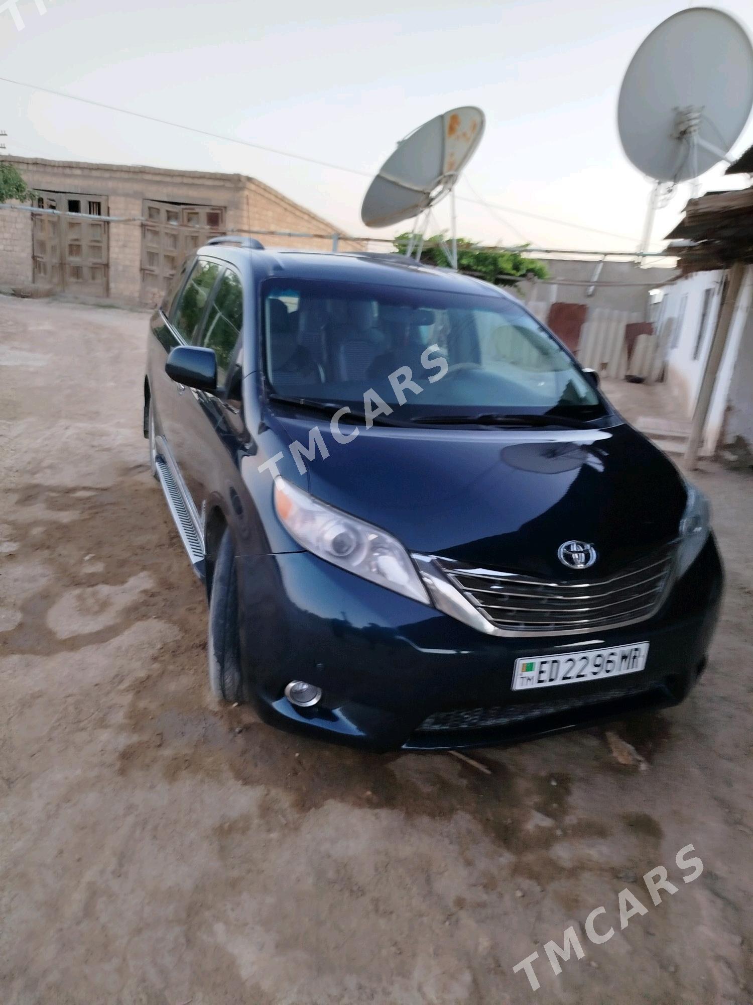 Toyota Sienna 2010 - 250 000 TMT - Байрамали - img 4