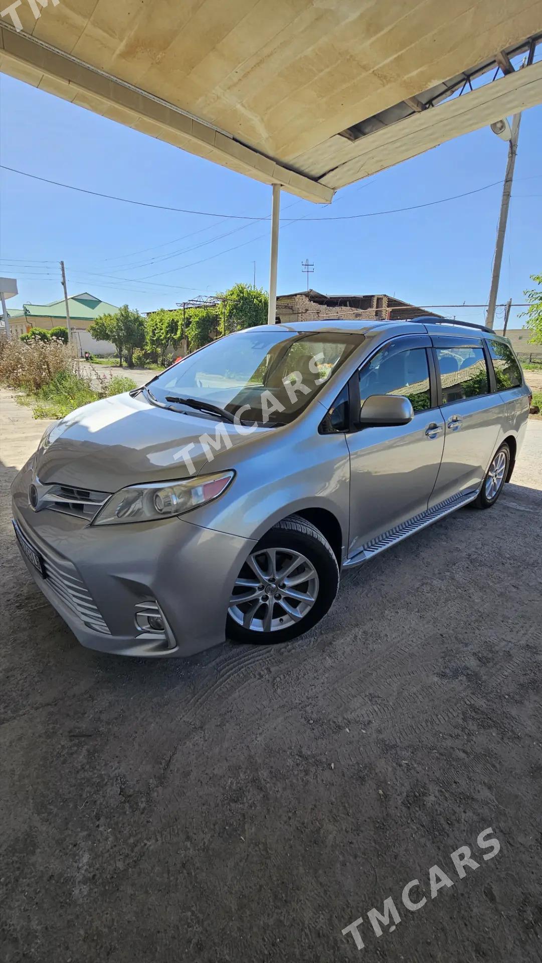 Toyota Sienna 2017 - 360 000 TMT - Туркменабат - img 2
