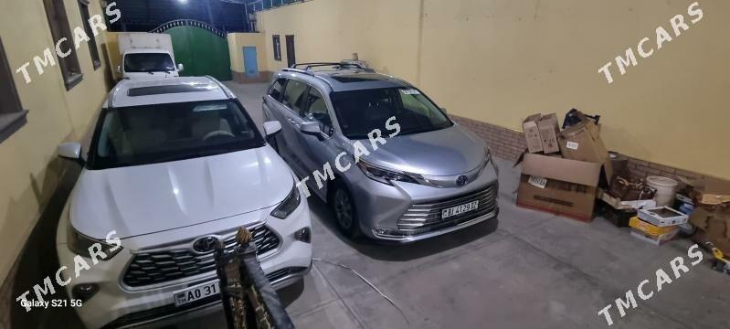 Toyota Sienna 2022 - 600 000 TMT - Губадаг - img 3