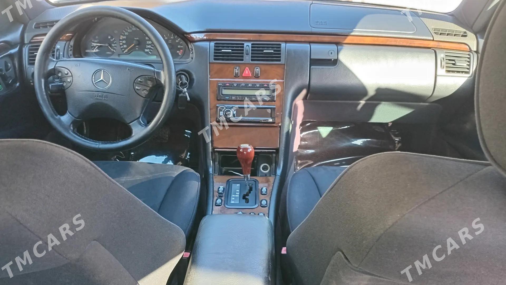 Mercedes-Benz E320 1997 - 100 000 TMT - Мары - img 3