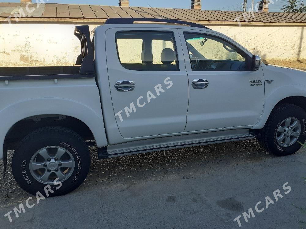 Toyota Hilux 2011 - 350 000 TMT - Бахарден - img 2